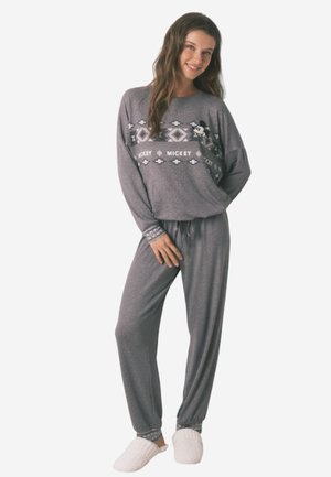 Grijze lounge-outfit met lange mouwen, voorzien van een geometrisch patroon en een Mickey Mouse-grafiek. De broek heeft een elastische tailleband en boorden.