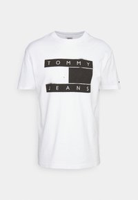 Tommy Jeans SPRAY FLAG TEE UNISEX - Triko s potiskem - white