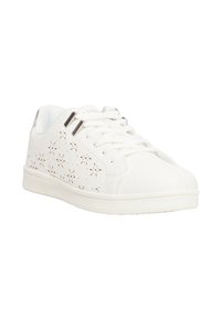 Witte sneakers met een geperforeerd bloemdesign aan de zijkant, vlakke rubberen zool en witte veters. Soepel materiaal met subtiele accenten.