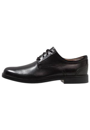 Clarks, Derbies & Richelieus - black