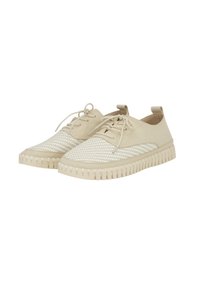 Zapatos beige con parte superior trenzada, punta redonda y cordones. La suela es estriada y texturizada, ofreciendo un diseño resistente.