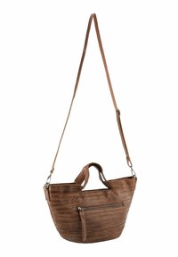 Sac à main en cuir marron avec une forme courbée, une surface texturée et une longue sangle réglable. Présente une poche zippée à l'avant et deux poignées.