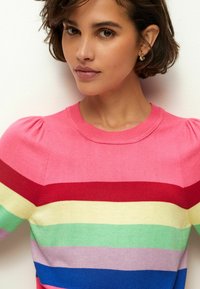 Next CREW NECK SHORT SLEEVE-REGULAR FIT - Marškinėliai su spaudiniu - pink rainbow