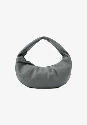 Borsa hobo in pelle grigia con una texture liscia, design morbido e una larga tracolla arrotondata per un trasporto confortevole.