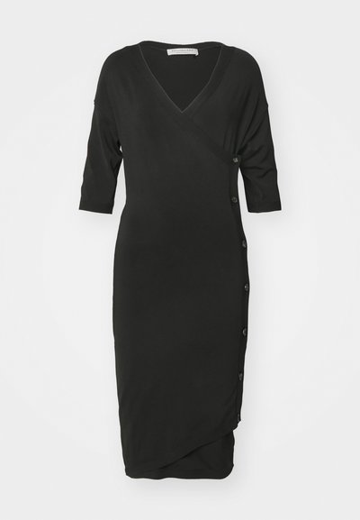 Schwarzes Wickelkleid mit V-Ausschnitt, kurzen Ärmeln und seitlichem Knopfverschluss. Hergestellt aus glattem Stoff, zeigt es eine drapierte Silhouette.