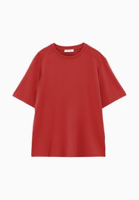 Rood T-shirt met korte mouwen, ronde hals en een ontspannen pasvorm, voorzien van een klein wit label aan de binnenkant van de kraag.