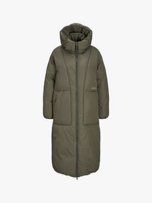 Manteau long matelassé vert olive avec col haut, fermeture éclair à l'avant et deux grandes poches avant. Tissu lisse et résistant avec texture matelassée.