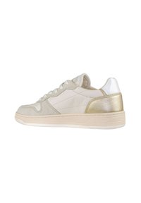 Sneaker con una tomaia in pelle bianca, accenti in suede grigio chiaro e tacco dorato metallico. Presenta una suola in gomma testurizzata e allacciatura.