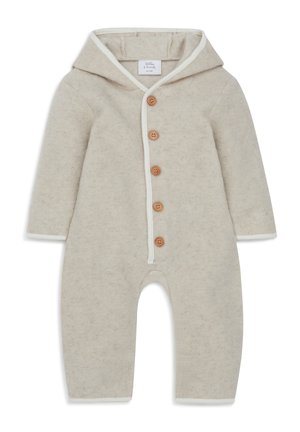 Beige fleece baby onesie met een capuchon, vijf houten knopen aan de voorkant en contrasterende witte randen langs de randen. Zachte textuur.