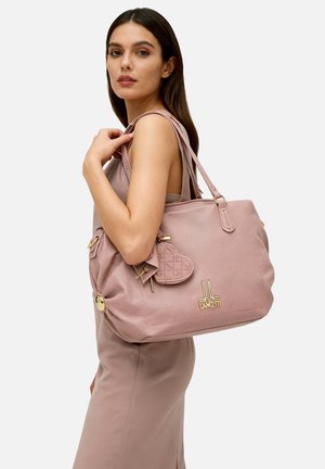 Borsa a mano in pelle rosa con dettagli dorati, accenti testurizzati e tasca laterale. Dotata di tracolle e ciondolo decorativo.