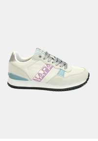 Sneakers in rete bianca e materiale sintetico con dettagli argentati, particolari azzurri e branding "NAPA" in viola. Suola in gomma con grip testurizzato.
