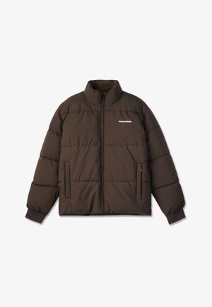 Καφέ φουσκωτό μπουφάν με ψηλό γιακά, μπροστινό φερμουάρ, πλέκτες μανσέτες και πλευρικές τσέπες. Διαθέτει λευκό λογότυπο στην επάνω αριστερή πλευρά.