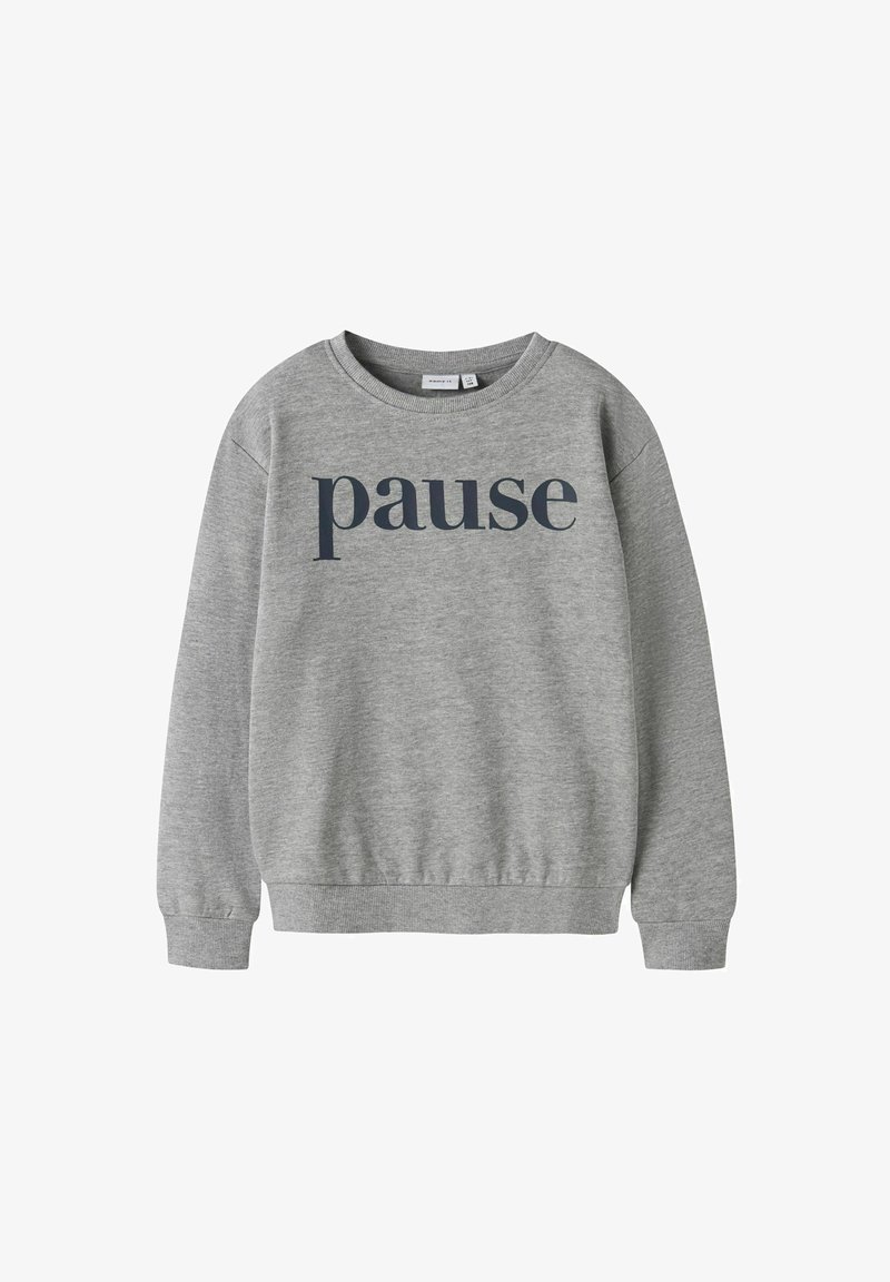 Sudadera gris hecha de una suave mezcla de algodón, con un cuello redondo, mangas largas y la palabra "pause" impresa en azul oscuro.