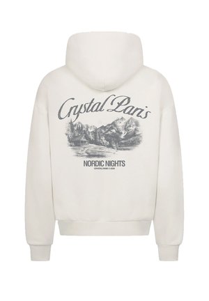 Weißer Hoodie mit Kordelzugkapuze. Auf der Rückseite befindet sich ein graues Grafikdesign von Bergen, einer Hütte und dem Text "Crystal Paris Nordic Nights".