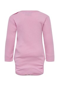 Pink ribbet tunika med rund halsudskæring, lange ærmer, rynkning i siderne og trykknaplukninger bagpå.