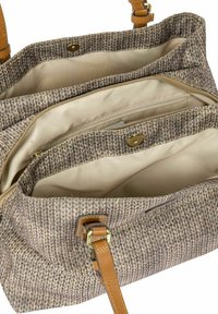 Sac fourre-tout tissé beige et marron avec des anses en cuir tan, comprenant trois compartiments dont un avec fermeture éclair et une fermeture magnétique.