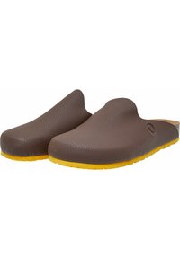 Barna slip-on klumpák texturált felülettel, gumis sárga talppal és lekerekített orral, minimális dizájnnal, látható hardver nélkül.