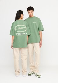 Multiply Apparel BROKEN IDENTITY - Printtipaita - hedge green
