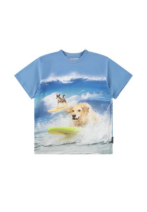 Lyseblå t-skjorte med korte ermer som viser et grafisk trykk av en golden retriever og en liten hund som surfer på fargerike brett i bølger fra havet.