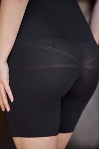Zwarte shapewear shorts met een textuurpatroon, naadloos ontwerp en een hoge tailleband voor comfort en ondersteuning.