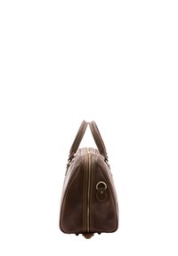 Sac de voyage en cuir marron avec un design structuré, deux poignées supérieures, une fermeture éclair proéminente et des accents en laiton. Texture lisse.