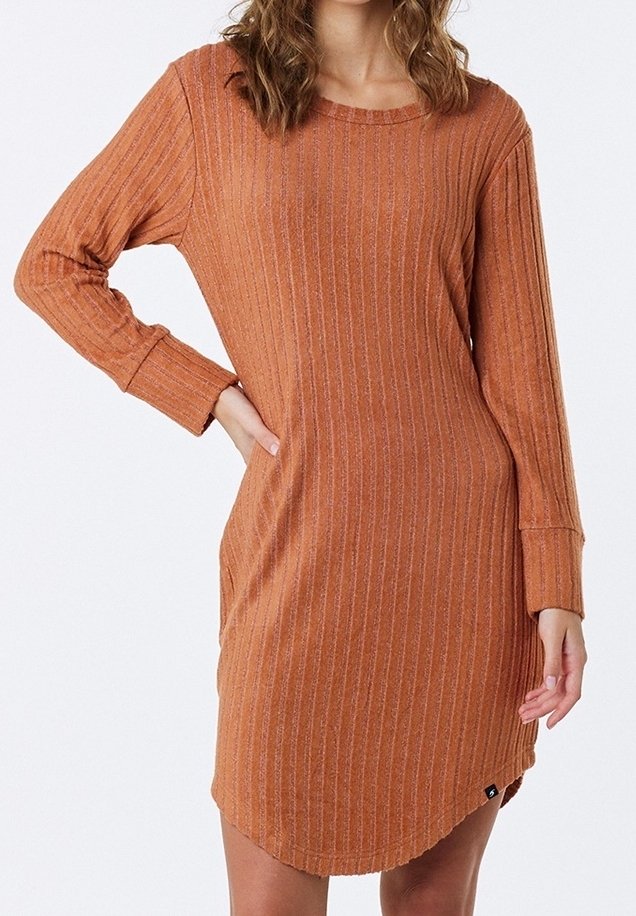 Ribbed pitkähihainen mekko poltettua oranssia, jossa on pyöreä pääntie, hieman kaareva helma ja hienovaraisia metallilankoja tekstuurin lisäämiseksi.