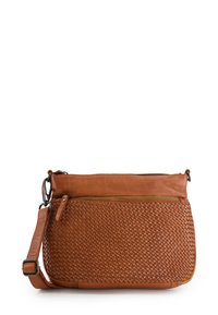 Brun læder crossbody taske med en vævet tekstur på den nederste halvdel, med en top lynlås og en ekstra lynlås på forsiden.