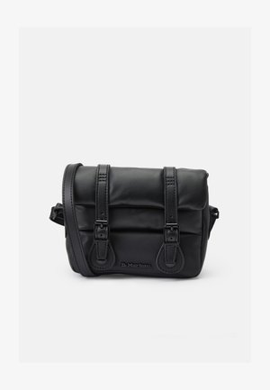 Musta nahkainen ristilaukku, jossa on kaksi etuolkussuljinta ja kohopainettu "Dr. Martens" -logo etuovessa.