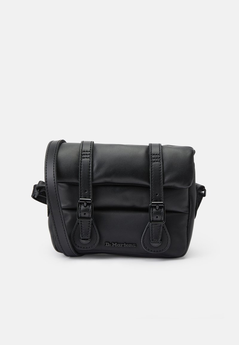 Borsa a tracolla in pelle nera con due cinturini con fibbia sul davanti e logo "Dr. Martens" in rilievo sulla pattina frontale.
