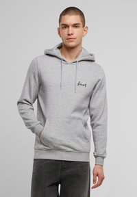 Felpa grigia con cappuccio, tasca frontale e logo "forest" ricamato. Realizzata in un tessuto morbido e testurizzato, con una vestibilità classica.