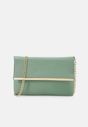 Zachte groene rechthoekige clutch met gouden kettingriem en horizontale gouden sierlat aan de voorkant.