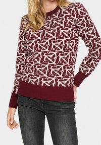 Pull en tricot bordeaux avec un motif abstrait blanc, doté d'un col rond et de poignets et ourlet côtelés. Convient pour une tenue décontractée.