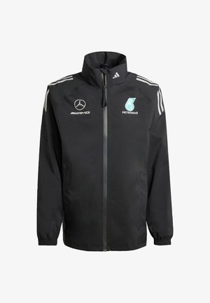 Černá větrovka s vysokým límcem, plným zipem, stříbrnými pruhy na ramenou a logy: Mercedes AMG a Petronas.