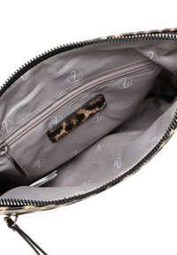 Interno della pochette a stampa leopardata, con una fodera in satin grigio, tasca con zip e motivo del logo. Zip nera con un tirazip testurizzato.