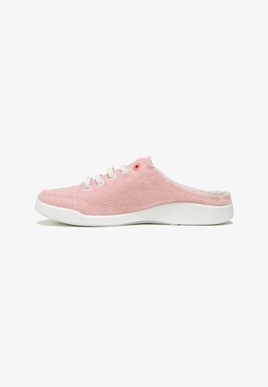 Chaussure slip-on rose clair avec un dessus en tissu texturé, lacets blancs et semelle blanche. Présente un petit talon et un design à dos ouvert.