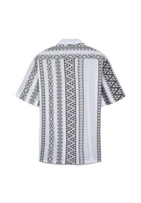 Camicia bianca a maniche corte con motivi a strisce geometriche nere verticali e colletto a punta, vista da dietro.