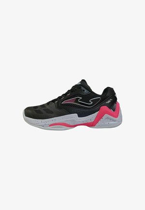 Scarpa atletica nera con dettagli rosa, tessuto mesh, superficie testurizzata e suola bianca screziata. Presenta un design del tallone curvo.