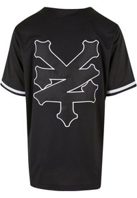 Maillot noir à manches courtes avec un design graphique blanc prominent au dos. Présente des rayures blanches sur les manches, texture de tissu lisse.
