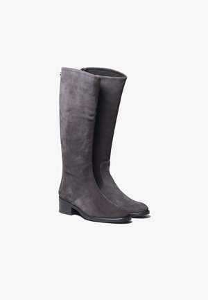 Harmaat nupukkinahkaiset polvenpituudet saappaat, joissa on matala korko, pyöreä kärki ja sivuvedin. Tasainen rakenne ja minimalistinen muotoilu.