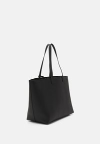 Borsa a tracolla nera con un design minimalista, realizzata in materiale liscio, con due manici piatti e un'apertura superiore per un facile accesso.