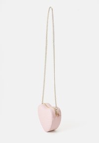 Borsa a forma di cuore rosa realizzata in materiale trapuntato, con tracolla in catena dorata e chiusura con zip, caratterizzata da una superficie liscia e un design compatto.