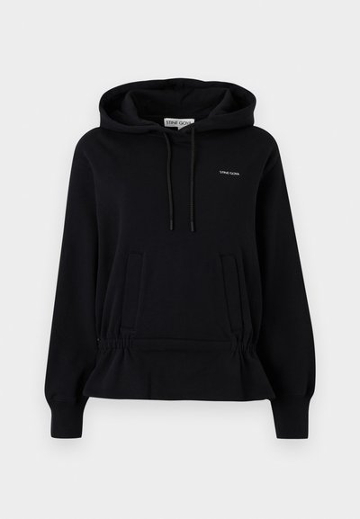 Μαύρο φούτερ με κουκούλα και εμπρόσθιες τσέπες, κουκούλα με κορδόνια, σούρα στη μέση και μικρό λευκό λογότυπο "Stine Goya" στο στήθος.