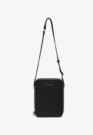 Bolso bandolera rectangular negro con patrón texturizado diagonal, cierre de cremallera plateada, asa ajustable y pequeño logo "KARL LAGERFELD" en el frente.