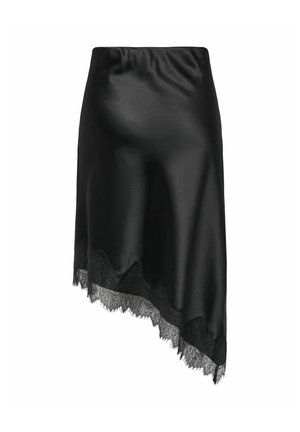 Jupe en satin noire avec ourlet asymétrique bordé de dentelle noire, texture lisse et taille élastique.