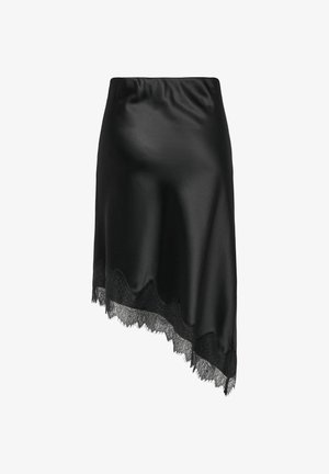 Jupe en satin noire avec ourlet asymétrique bordé de dentelle noire, texture lisse et taille élastique.