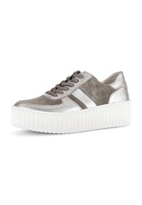 Sneaker in pelle scamosciata grigia e argento metallizzato con suola a piattaforma bianca a costine e lacci grigi, dotato di dettagli laterali e design a bassa punta.
