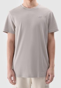 - T-shirt basic