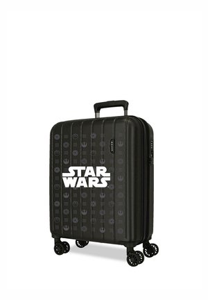 Maleta rígida negra con el logotipo de Star Wars, múltiples ruedas y decorada con símbolos de Star Wars, con un asa retráctil.