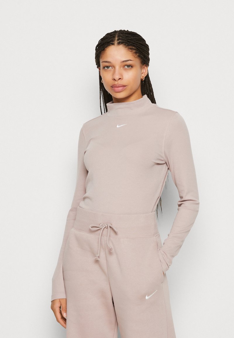 Nike Sportswear SPORTSWEAR ESSENTIAL - Ilgarankovis viršutinės dalies drabužis - diffused taupe/white