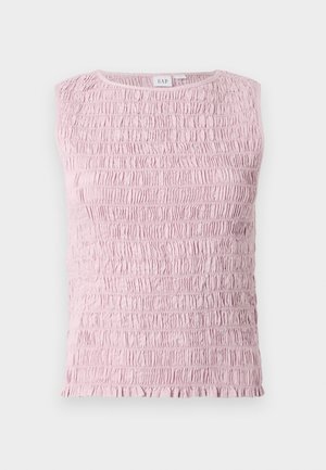 Haut sans manches rose clair avec texture de tissu froncé et fripé, au col rond.